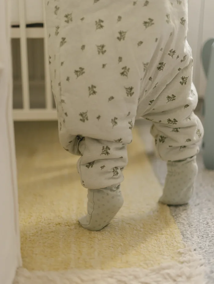 PIJAMA MANTA CON CALCETINES ANTIDESLIZANTES-TOG 2.5- BOTANY GREEN - Imagen 2