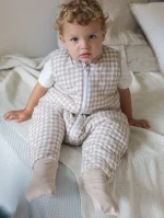 PIJAMA MANTA CON CALCETINES ANTIDESLIZANTES-TOG 2.5-VICHY BEIGE - Imagen 2