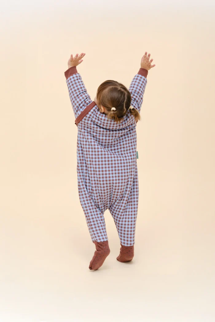 PIJAMA MANTA CON MANGAS Y CALCETINES ANTIDESLIZANTES-TOG 2.5-VICKY BROW&BLUE - Imagen 2