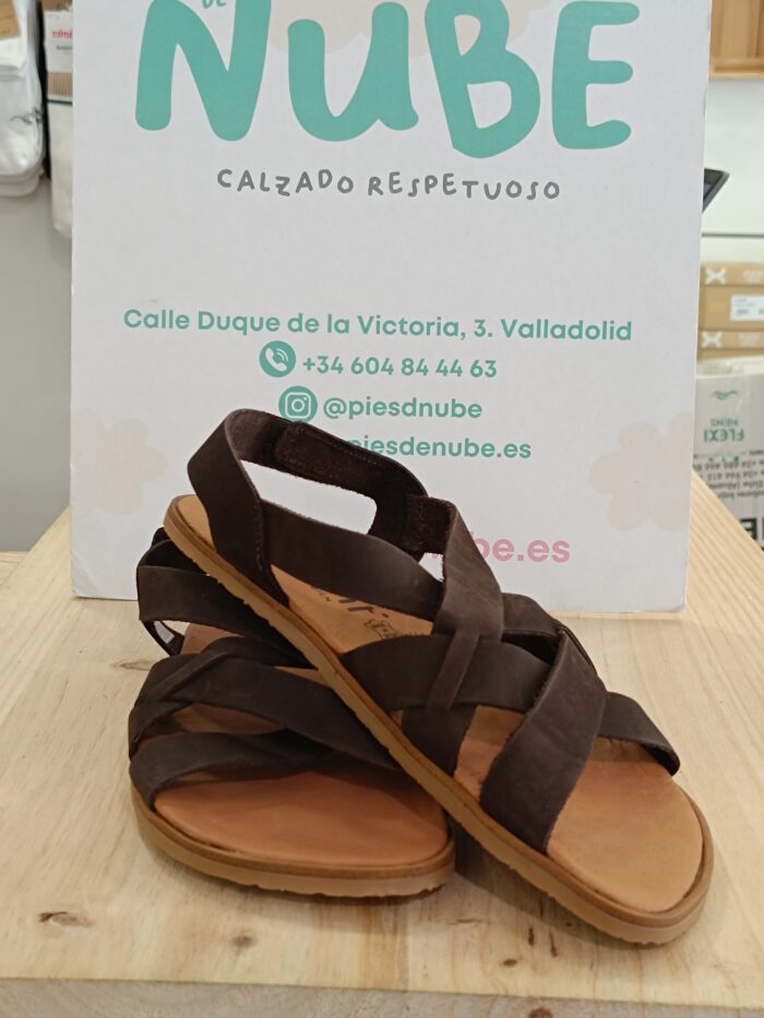 Sandalia Barefoot Vivant Brisa Nobuck Marrón - Imagen 3