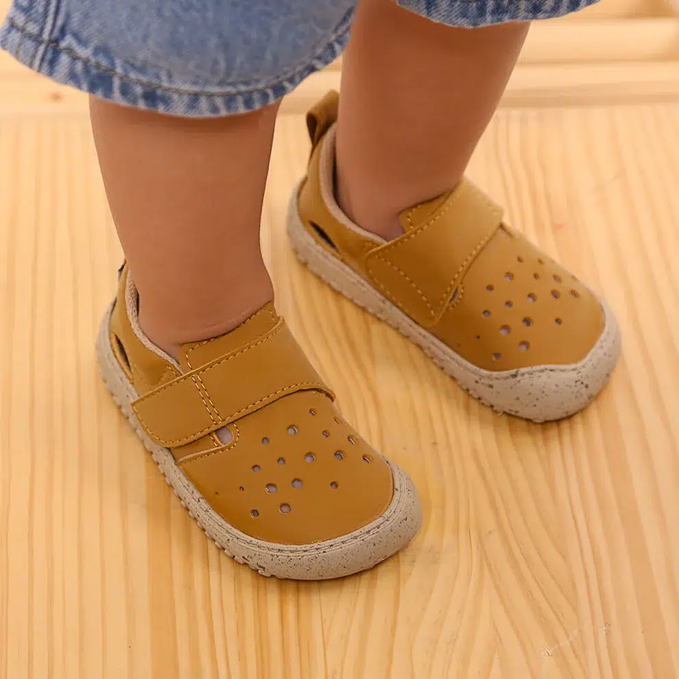 sandalia-cerrada-respetuosa-bebes-benisa-ss26-mostaza Sandalia Zapato Feroz Benisa Feroz Mostaza - Imagen 1